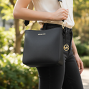 Michael Kors svart axelväska i canvas