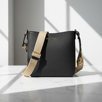 Michael Kors svart axelväska i canvas