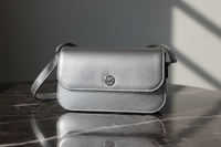 Michael Kors grå läderaxelväska