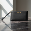 Michael Kors svart läderkuvertväska