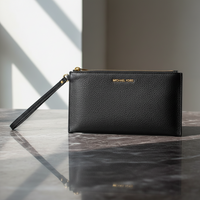 Michael Kors svart läderkuvertväska