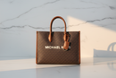 Michael Kors brun tygväska