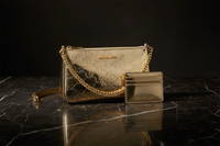 Michael Kors guldfärgad kuvertväska i canvas