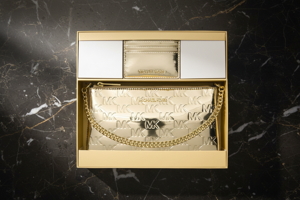 Michael Kors guldfärgad kuvertväska i canvas