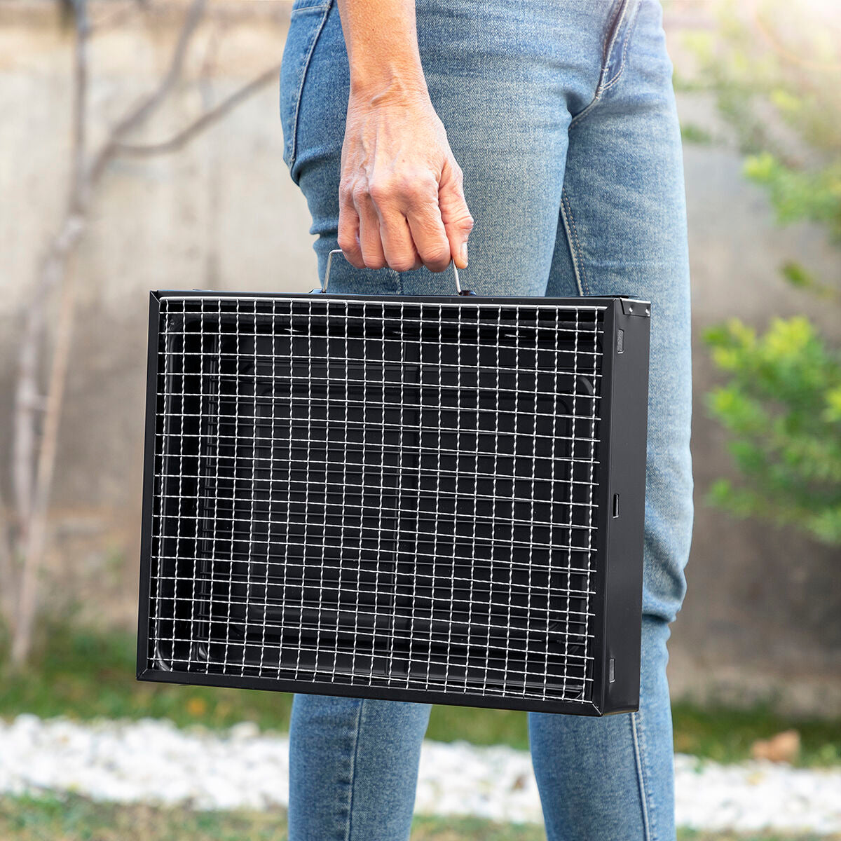 Přenosný skládací gril na dřevěné uhlí BearBQ InnovaGoods